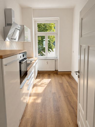 Bezugsfrei 4 Zimmer · 2023 renoviert · neue Holzfenster & Treppenhaus 2025 – Foto 3