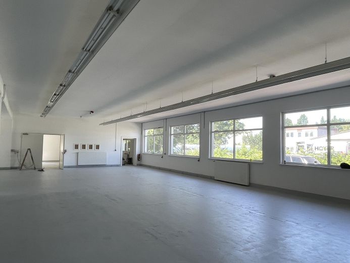 Freshly renovated! 885m² Elegant & Attractive commission-free commercial space in Winsen (Luhe) – Halle 1