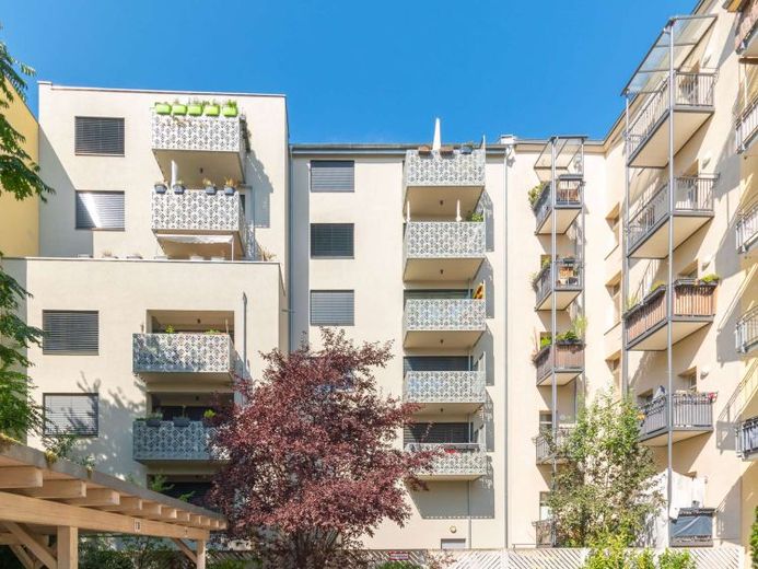 ZEITLOSER WOHNRAUM IN ZENTRUMSLAGE | 2-Raum-Wohnung mit Balkon und stilvollen Details – Foto 1