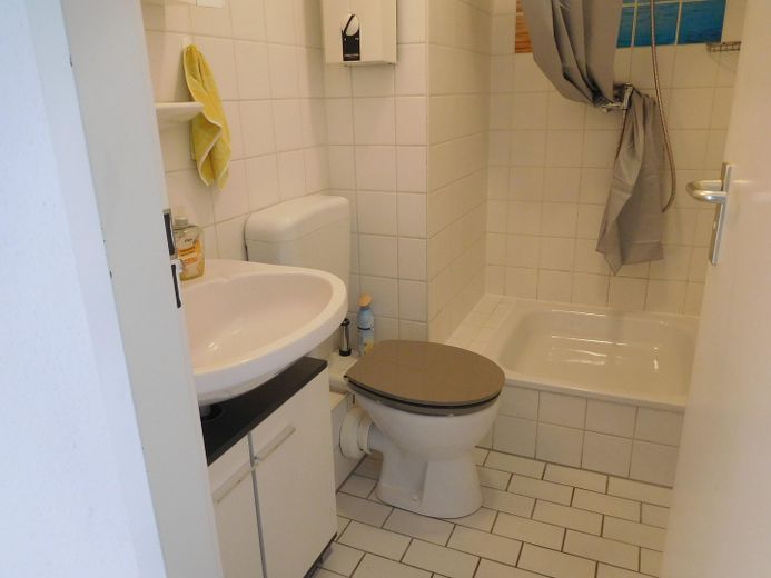 Möbliertes Apartment mit Terrasse und Tiefgaragenplatz – Badezimmer
