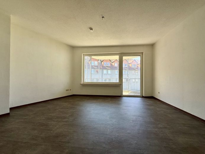 Fröndenberg-Mitte: 1-Raum-Single-Appartement mit Balkon - Frisch renoviert und mit neuem Oberboden! – Wohnbereich mit Schlafnische