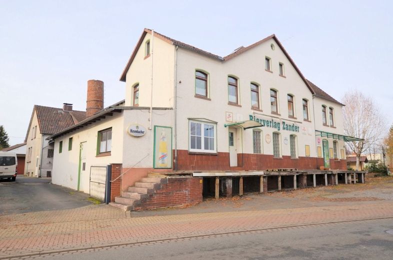 ** PREISREDUZIERUNG ** Wohn- und Geschäftshaus mit Gaststätte, Wohnung und Garagen in zentraler Lage – Wohn- und Geschäftshaus - Dassel - Heise Immobilien