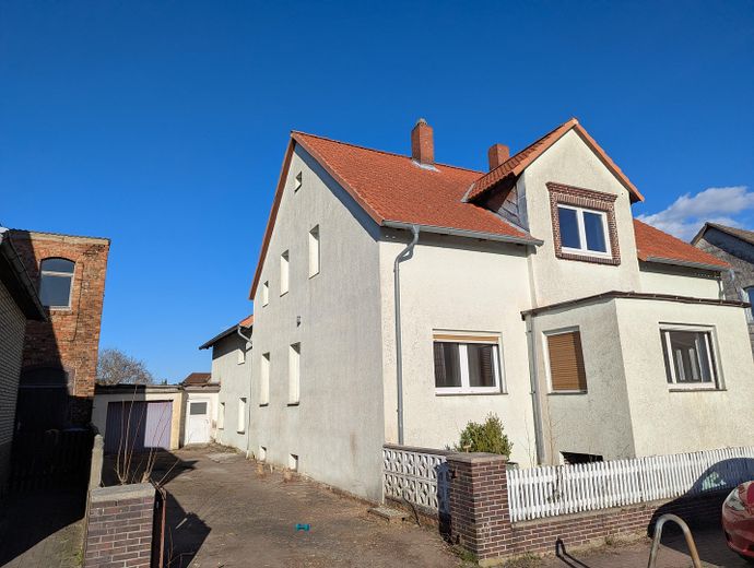 Großzügiges Sanierungsobjekt mit Einliegerwohnung – viel Potenzial für Familien oder MFH – Haus Frontansicht