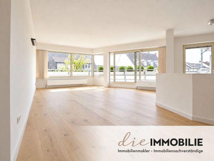 In Sanierung: Großzügige 2-Zimmer-Terrassenwohnung mit Blick auf die Schlossstraße in Bensberg! – Foto 1