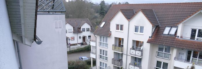 BEZUGSFREI ab 01.11.26: 4-Zi.-Maisonette (109m²) mit TG-Stellplatz & Balkon in Uni-Nähe! – Blick in den Innenhof