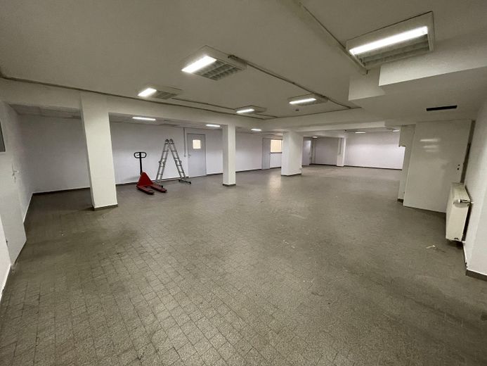 Zentrale Ladenfläche mit hoher Sichtbarkeit, großer Schaufensterfront und Stellplätzen – Keller 1