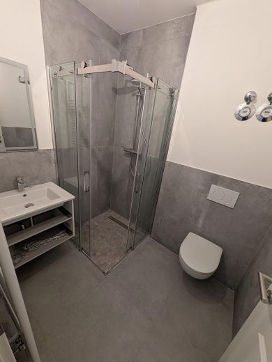 Erstbezug! Neue 2,5-Zi Wohnung in Toplage von Rüdesheim mit Einbauküche & Terrasse – Bad