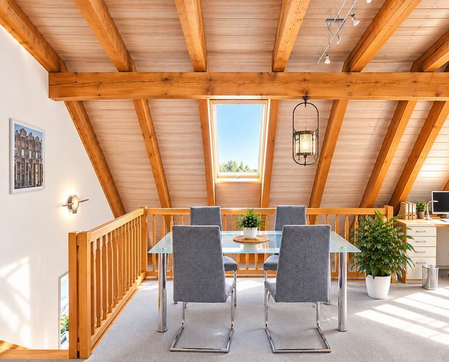 Au / Nockherberg – außergewöhnliche Maisonette mit Galerie & Westterrasse | 3 Räume im OG möglich – Galerie mit gemütlichem Tisch