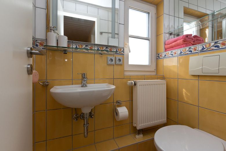 Haus am Fleesensee - unverbaubarer Seeblick - komplett möbliert – Bad 2
