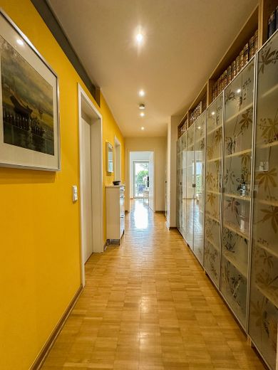 Flur (mit Bibliothek)