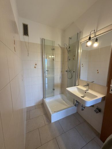 senza provvigione | 53 m² | 2 locali | balcone esposto a sud | cucina componibile | posto auto incluso – Bad