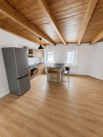 Frisch sanierte 4-Zimmer-Altbauwohnung mit Wohnküche, Holzbalkendecke & Tageslichtbad – Moderne Wohnküche