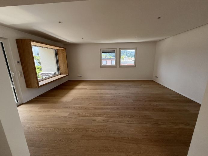 Kernsanierter Luxus (A+) mit 30m² Sonnen-Terrasse in Haslach – Wohzimmer