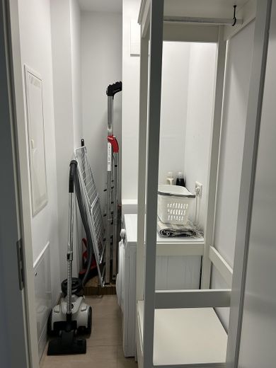 Exklusive, voll möblierte Neubauwohnung (2024) | U5 Friedrichsfelde | Sofort bezugsfertig – Abstellraum mit Waschmaschine
