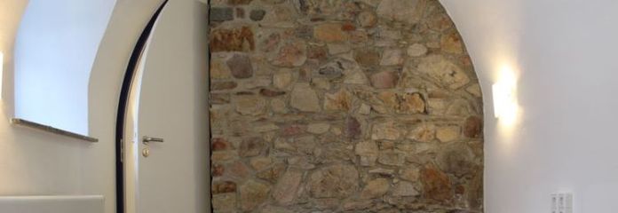 Locale commerciale accessibile senza barriere con effetto pietra naturale