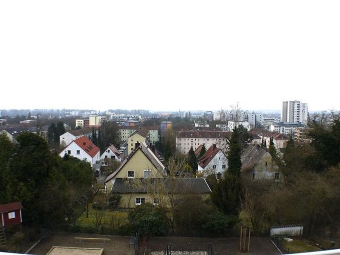 DOM manzaralı ve Regensburg’un tamamı üzerinde kapanmaz manzaraya sahip çatı katı dairesi. İlk oturum! – Foto 1