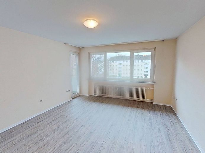 SPARAKTION: Komfortable 3-Zimmer-Wohnung mit überdachtem BALKON und Tageslichtbad mit Dusche und Badewanne – Ansicht II: Wohn- und Esszimm…