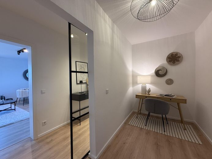 Einziehen statt renovieren: Frisch modernisierte 2-Zimmer-Wohnung mit Panoramablick – Homeoffice/Ankleide