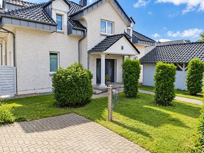 Luxueuze woning in Quickborn – 03_Vorgarten mit Eingang