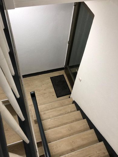 Renoviert, 2,5 ZKB Zentral ruhig, eigener Garten, möbliert – Treppenhaus