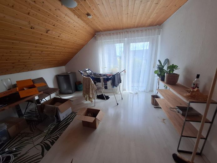 Gemütliche Dachgeschosswohnung 4 Zimmer mit Einbauküche in ruhiger Wohngegend – Zimmer 2 mit Balkonzugang