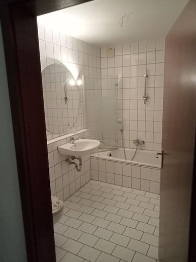 Helle 2-Zimmer-Souterrainwohnung – für Singles & Paare oder als Kapitalanlage – frei ab 01.12.2026 – Badezimmer