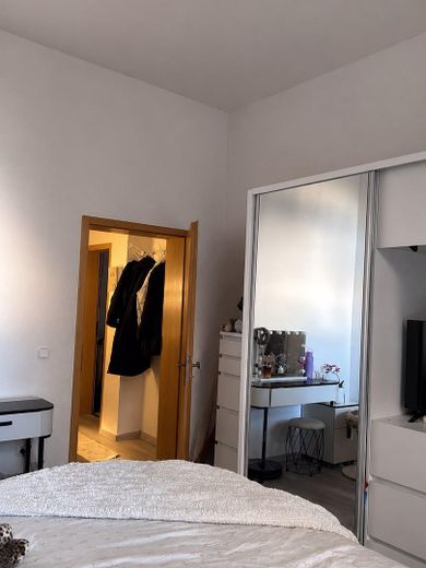 Immeuble ancien à aimer – appartement lumineux de 2 pièces avec balcon et garage dans un emplacement privilégié en centre-ville – Schlafzimmer