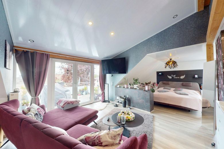Renovated single-family home + self-contained apartment Roetgen – Schlafzimmer DG