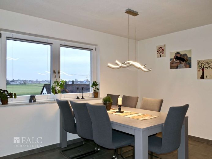Einfach Mehr: Kernsaniertes 2-Familien-Haus. Top Lage-Zustand-Ausstattung. TE für beide Wohnungen. – EG: Wohnen-Essen
