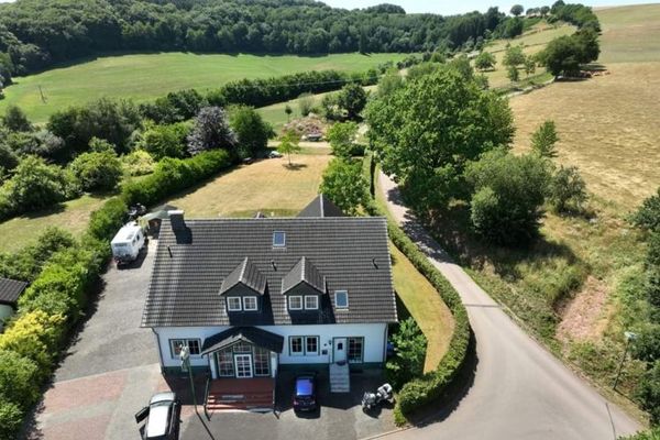 „Ein Haus voller Möglichkeiten – Ferienhaus und Pension in ruhiger Lage der Südeifel“
