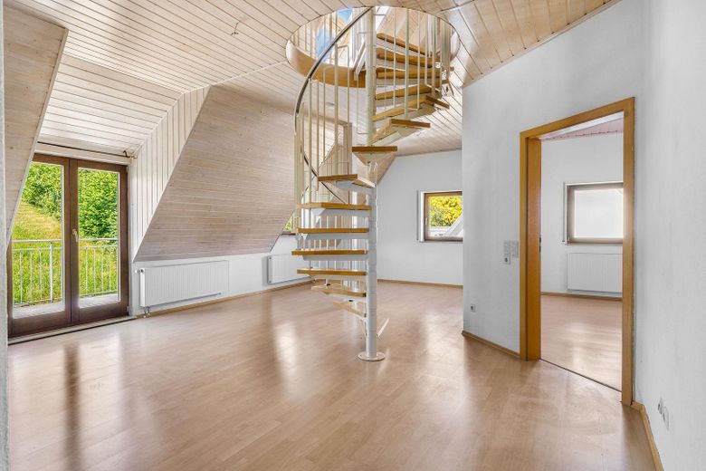 Helle 3-Zi.-Maisonette mit Empore, Balkon & Einbauküche in Schönebürg – Zdjęcie 2