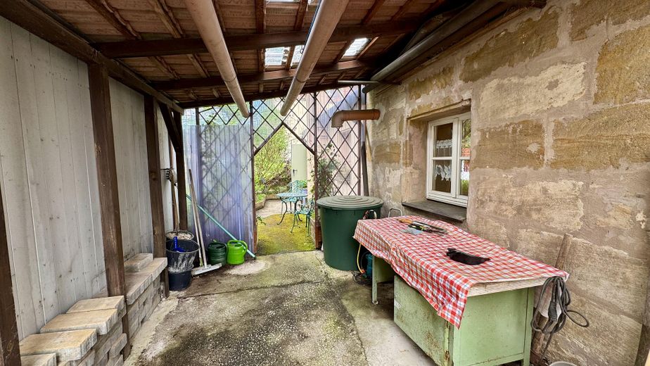 Fachwerk trifft Sandstein: Ein Haus mit Charakter und großzügigem Raumangebot – Garten überdachter Bereich