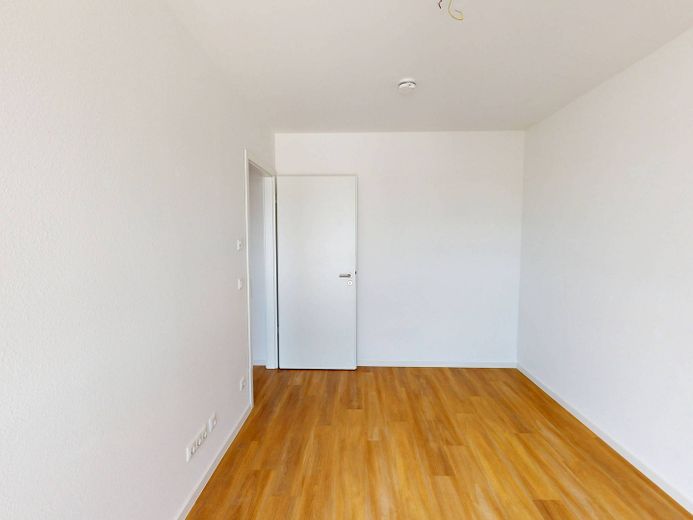 Moderniteit en comfort: nieuwbouwappartement met 4 kamers, inbouwkeuken en groot dakterras – Ansicht II: Schlafzimmer I