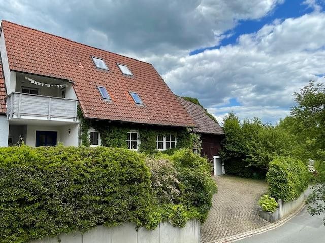 Charmantes EFH im Ensemble mit Altbau, Scheune, Wiese – Auffahrt, 2 Garagen u. Scheune