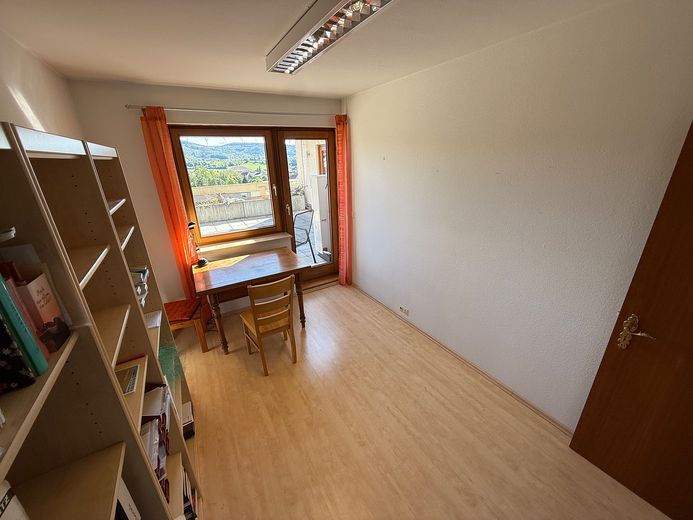 4 Zimmer mit Aussicht – Terrasse, Wärmepumpe, Garage und Stellplatz inklusive – Schlafzimmer 1