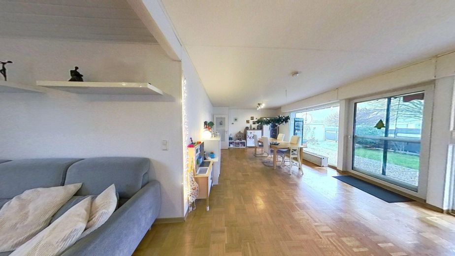 Freistehendes Familienhaus mit Traumgarten, Terrasse, Garage und viel Platz in Reinheim – Wohn- und Esszimmer 2