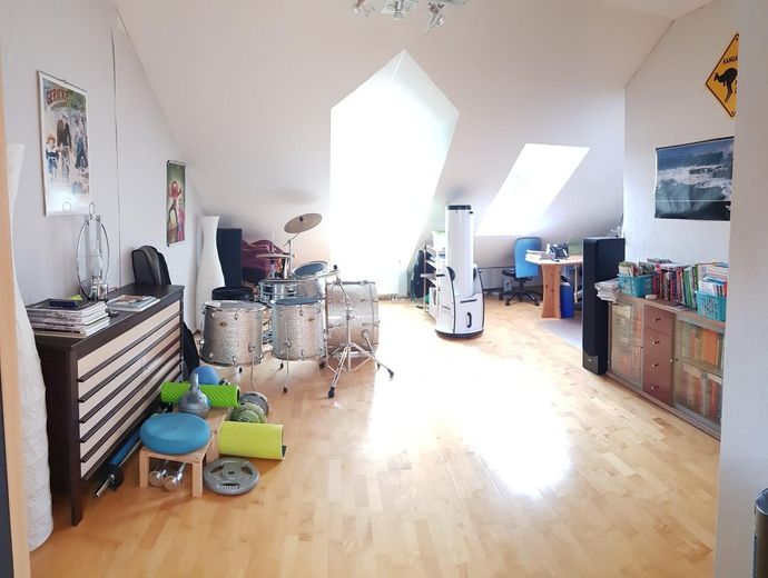 Beste Lage, Pilsensee, großes, gepflegtes Einfamilien-RMH, 141 m² Wfl., inkl. 2 Carports, Bj. 1998 – DG-Studio, 3 Fenster