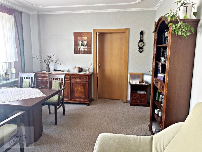 ***AB SOFORT ZU VERKAUFEN --SEHR GEPFLEGTE 3-RAUMWOHNUNG--*** mit Tageslichtbad und Dusche in einer sehr gepflegter Wohneigentumsanlage – Wohnzimmer mit Blick Richtung Schlafzimmer (Verkauf ohne Inventar)