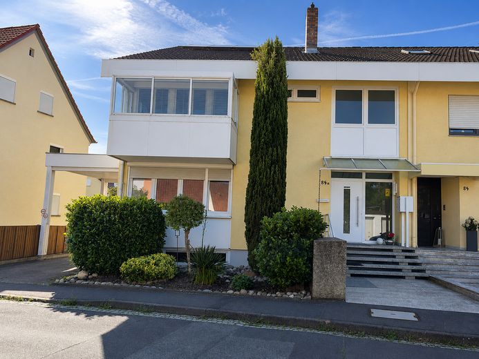 Familientraum mit Garten – großzügige Maisonettewohnung über 2 Ebenen mit Terrasse und 2 Bädern – Außenansicht Straßenseite