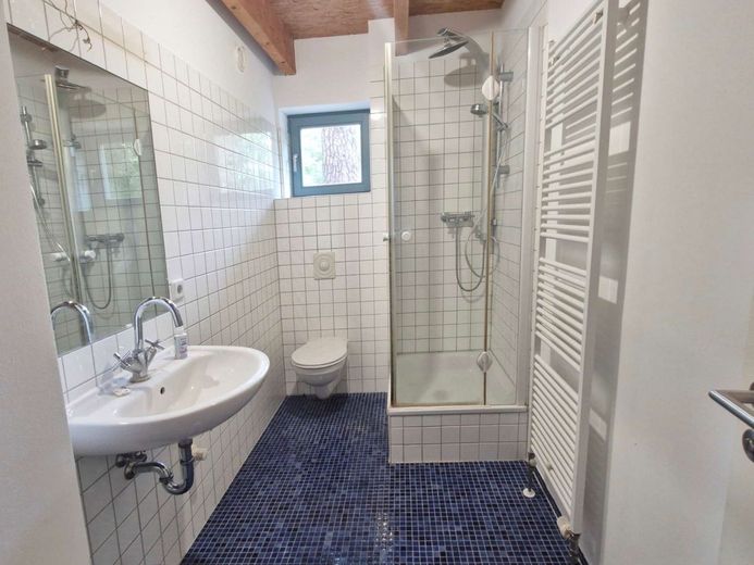 Zwischen Wasser und Wald - ein nachhaltiges Zuhause mit Seele – Badezimmer mit Dusche