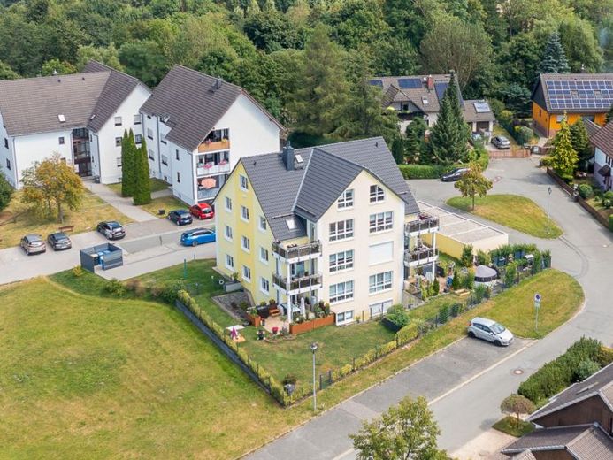 Modern wohnen im Erzgebirge – hochwertige 3-Raum-Wohnung mit Balkon und Ausblick – Foto 1