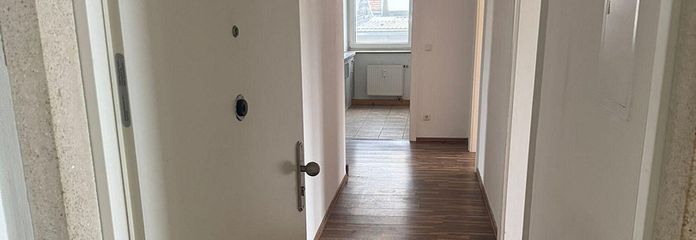 3-комнатная квартира на высоком первом этаже со встроенной кухней, общим садом и парковочным местом – Eingang Flur