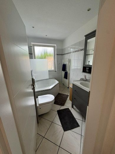 Provisionsfrei - Helles Reihenendhaus mit großer Terrasse, Sauna im Garten und Einzelgarage – Badezimmer mit Badewanne
