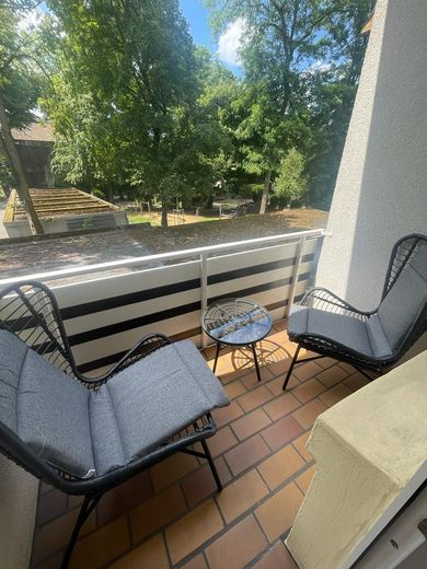 Immeuble ancien à aimer – appartement lumineux de 2 pièces avec balcon et garage dans un emplacement privilégié en centre-ville – Balkon
