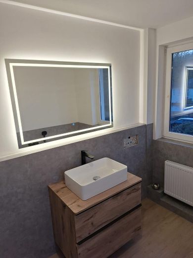Exklusives Reihenendhaus – Erstbezug nach aufwendiger Sanierung mit PV-Anlage & sonnigem Garten – LED Badspiegel