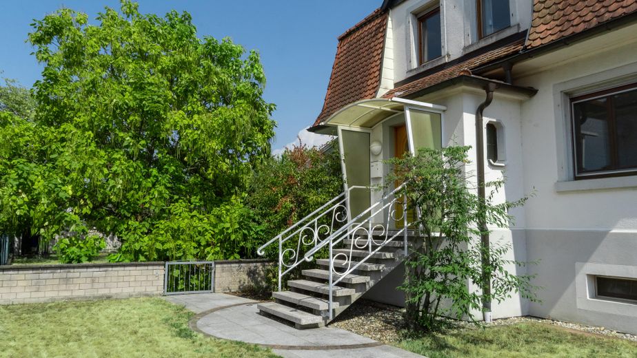 Ek yapılaşma imkânına sahip geniş arsada villa tarzı müstakil ev – Hauseingang