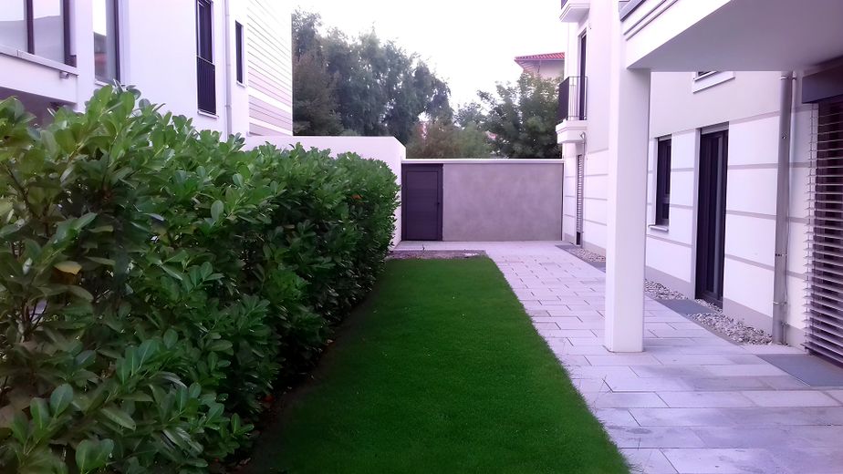 Neuwertige, bezugsfreie 3,5 Zimmer Gartenwohnung in Altmühldorf mit Inntalblick! – Foto 1