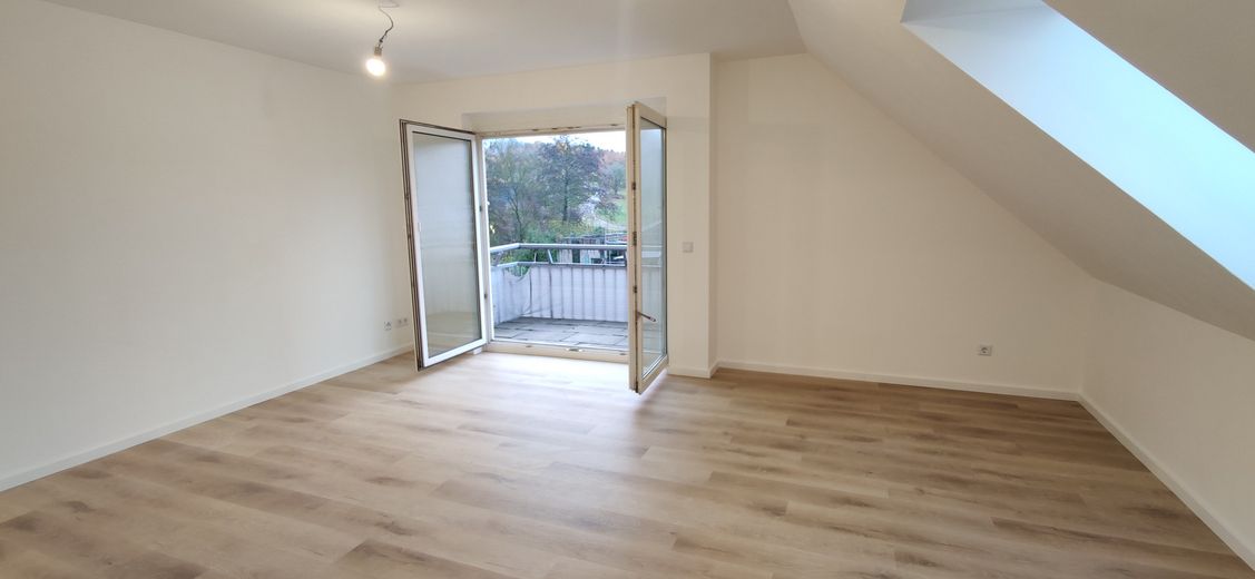 Modernisierte 2-Zimmer Wohnung im 2. OG mit EBK, Balkon, KFZ-Stellplatz und Kellerabteil – Wohnzimmer