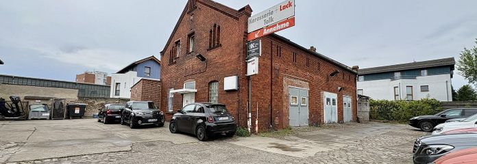 SIN COMISIÓN | Taller de automóviles con cabina de pintura y 17 plazas de aparcamiento – 557 m² – Außenansicht KFZ-Werkstatt – B
