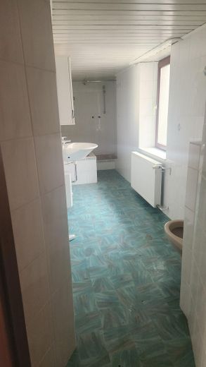 3 Zimmer Wohnung im OG mit Balkon – Bad
